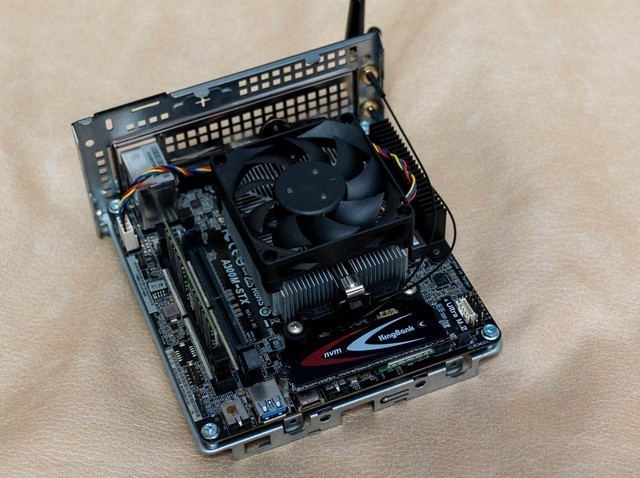 我花了600块淘了一台和茅台一样大的小主机，华擎Deskmini A300装机记