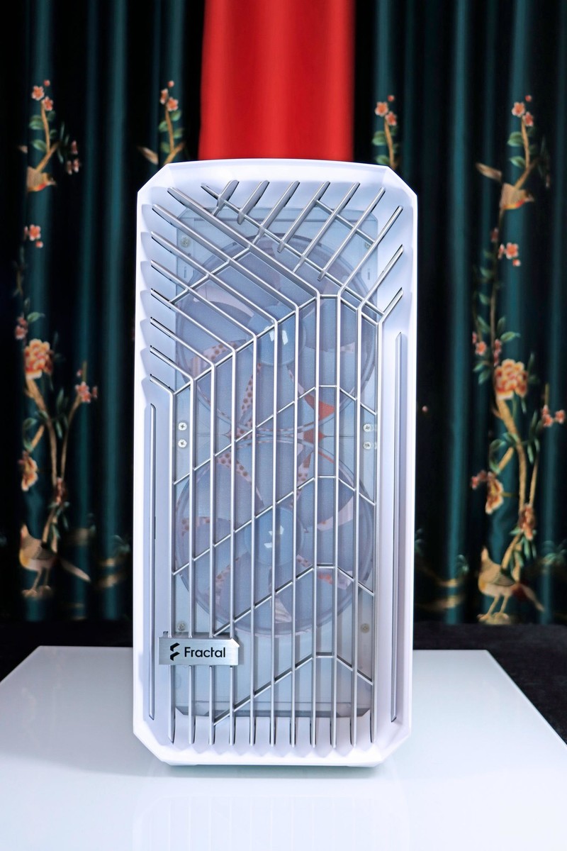 顶级显卡与顶级 CPU 的绝配！分形工艺 Torrent Compact RGB 极光白