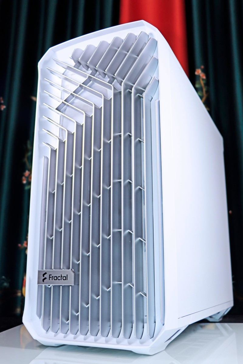 顶级显卡与顶级 CPU 的绝配！分形工艺 Torrent Compact RGB 极光白