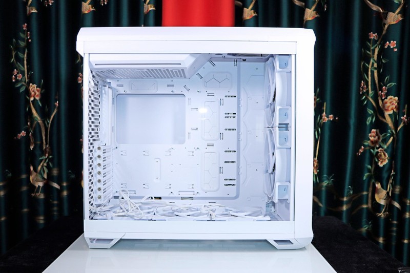 顶级显卡与顶级 CPU 的绝配！分形工艺 Torrent Compact RGB 极光白