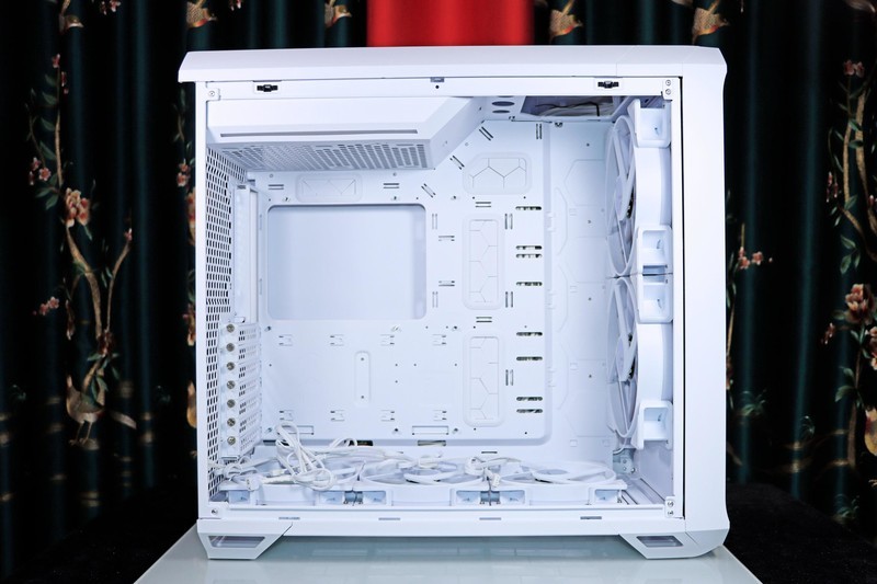 顶级显卡与顶级 CPU 的绝配！分形工艺 Torrent Compact RGB 极光白