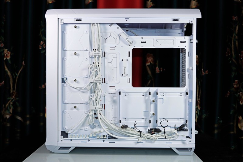 顶级显卡与顶级 CPU 的绝配！分形工艺 Torrent Compact RGB 极光白