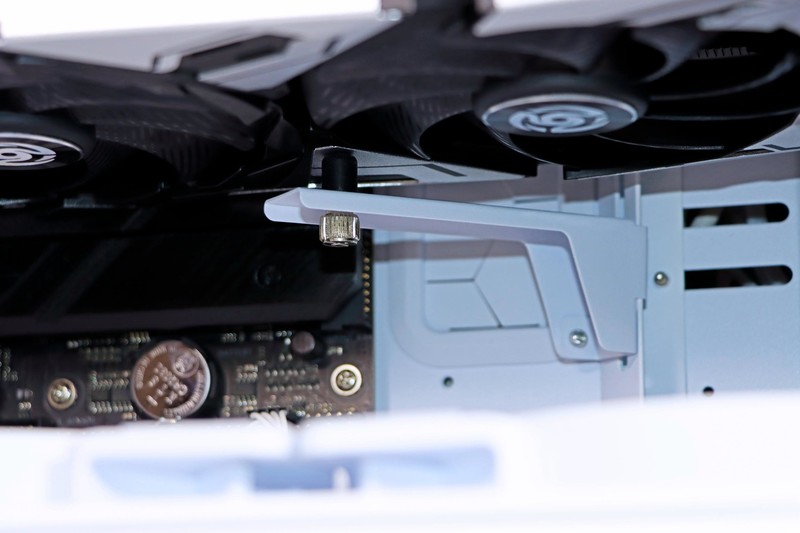 顶级显卡与顶级 CPU 的绝配！分形工艺 Torrent Compact RGB 极光白