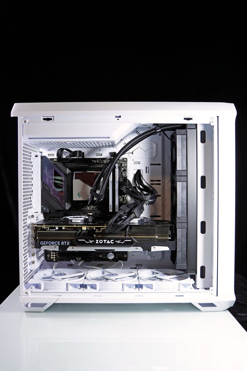 顶级显卡与顶级 CPU 的绝配！分形工艺 Torrent Compact RGB 极光白