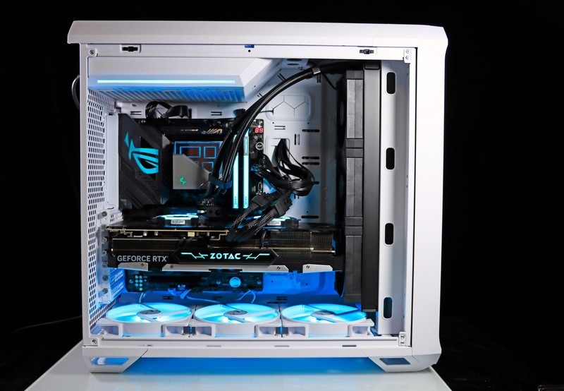 顶级显卡与顶级 CPU 的绝配！分形工艺 Torrent Compact RGB 极光白