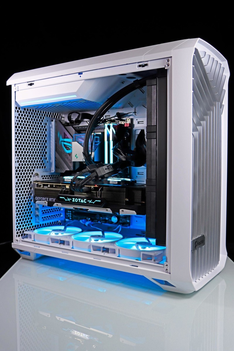 顶级显卡与顶级 CPU 的绝配！分形工艺 Torrent Compact RGB 极光白