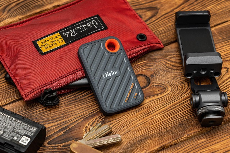 只有U盘大小，传输速率却高达2000MB/s，朗科ZX20 1TB移动硬盘评测