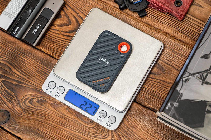 只有U盘大小，传输速率却高达2000MB/s，朗科ZX20 1TB移动硬盘评测