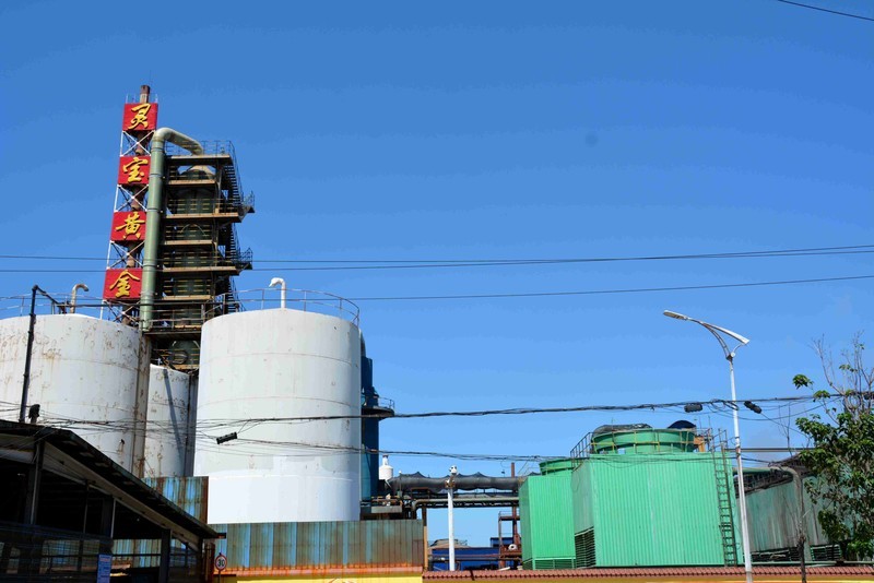 请教各位老师，为什么调整对比度后，照片上的蓝天出现明显的道道子