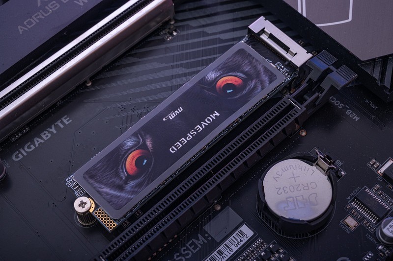 白菜价入手移速 4TB PCI-E 4.0 SSD，轻松拿捏7500MB/s高速