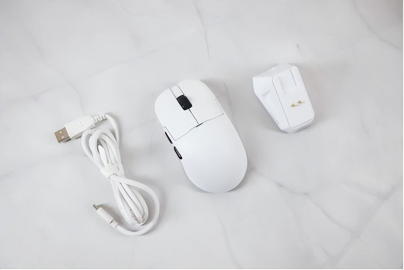 标配充电底座，配置强大手感好，黑爵AJ159 Pro三模电竞鼠标体验