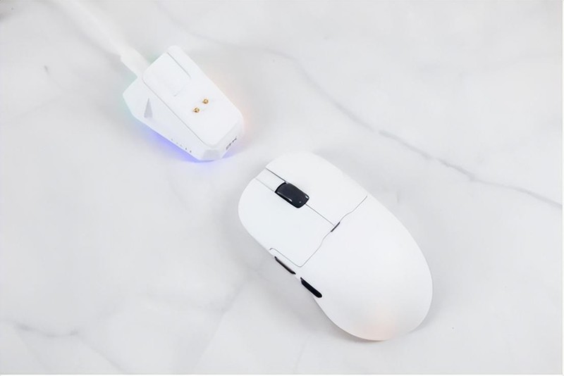 标配充电底座，配置强大手感好，黑爵AJ159 Pro三模电竞鼠标体验