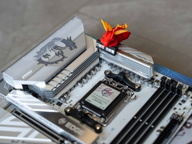 有颜更有实力，微星MPG X870E EDGE TI WIFI刀锋钛主板开箱