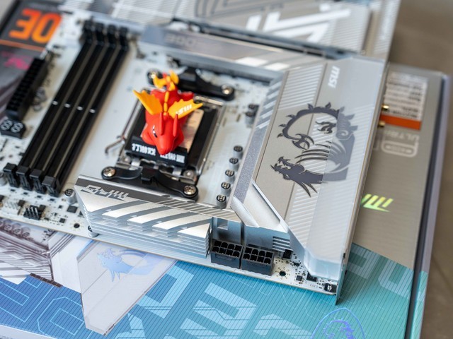 有颜更有实力，微星MPG X870E EDGE TI WIFI刀锋钛主板开箱