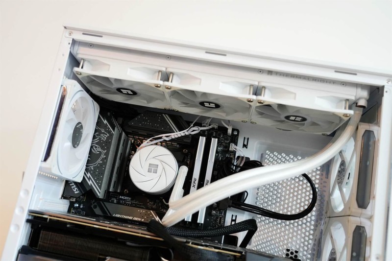 “宙斯降临”，一键掌控电竞世界：微星宙斯盾钛游戏主机分享！