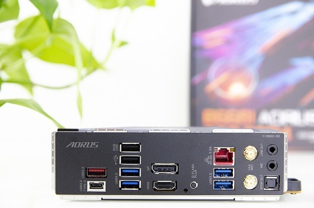 性能直逼两万多元的MacBook Pro，打造可以横着走的“小钢炮”