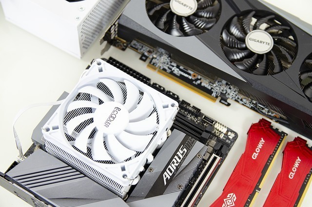 性能直逼两万多元的MacBook Pro，打造可以横着走的“小钢炮”