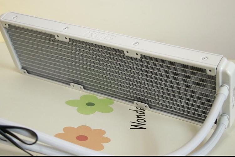 白色装机首选水冷~ROG飞龙2吹雪水冷散热、艾湃电竞GTR850MW电源