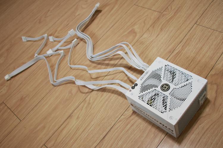 白色装机首选水冷~ROG飞龙2吹雪水冷散热、艾湃电竞GTR850MW电源