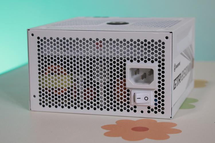 白色装机首选水冷~ROG飞龙2吹雪水冷散热、艾湃电竞GTR850MW电源