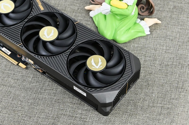 索泰 RTX 5070 SOLID OC游戏显卡拆解评测：扎实用料+优秀散热