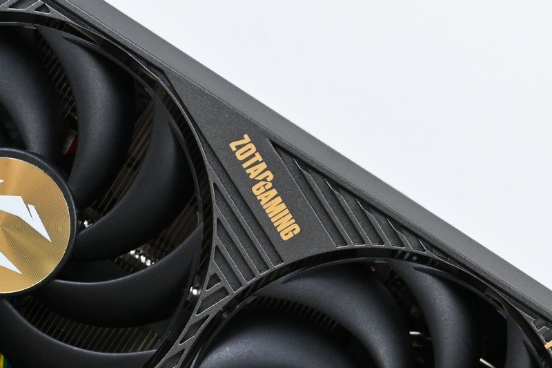 索泰 RTX 5070 SOLID OC游戏显卡拆解评测：扎实用料+优秀散热