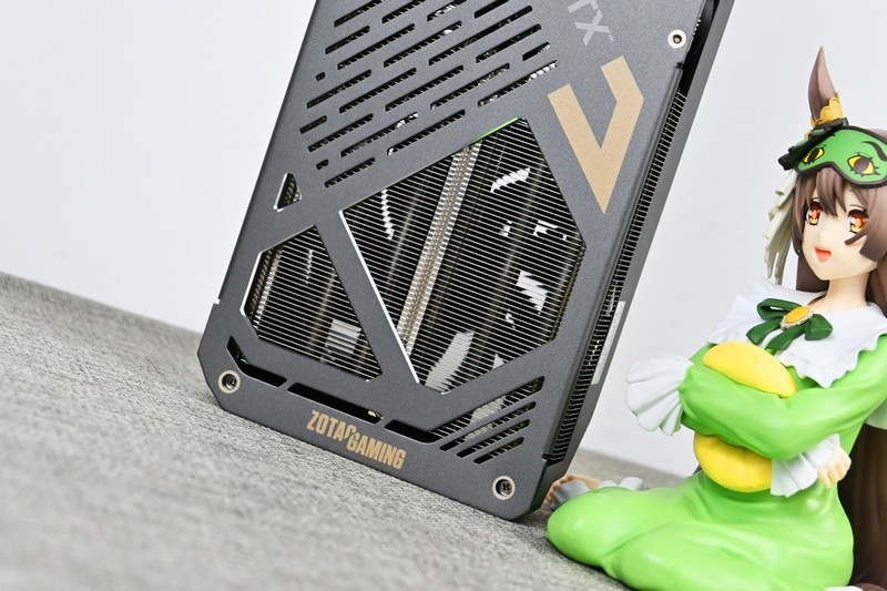 索泰 RTX 5070 SOLID OC游戏显卡拆解评测：扎实用料+优秀散热