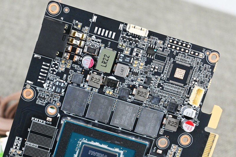 索泰 RTX 5070 SOLID OC游戏显卡拆解评测：扎实用料+优秀散热