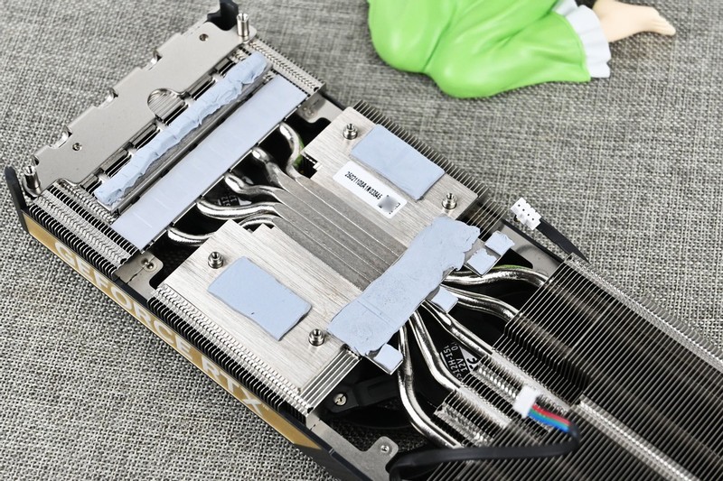 索泰 RTX 5070 SOLID OC游戏显卡拆解评测：扎实用料+优秀散热