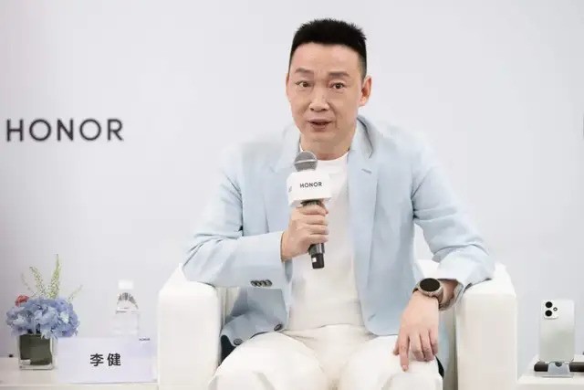 “内乱”之后的荣耀，新品发布提速，打响“重返前三”之战