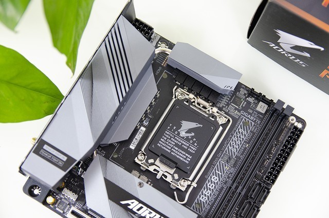 性能直逼两万多元的MacBook Pro，打造可以横着走的“小钢炮”