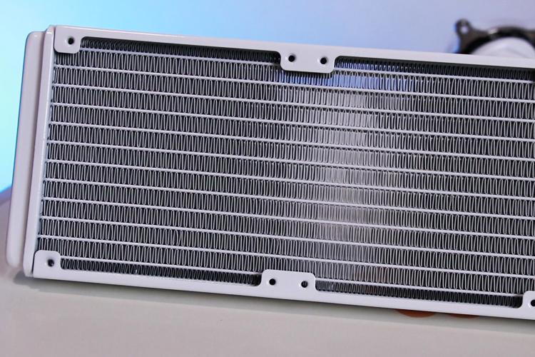 白色装机首选水冷~ROG飞龙2吹雪水冷散热、艾湃电竞GTR850MW电源