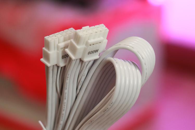 白色装机首选水冷~ROG飞龙2吹雪水冷散热、艾湃电竞GTR850MW电源