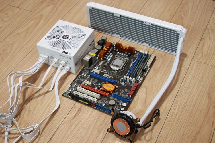 白色装机首选水冷~ROG飞龙2吹雪水冷散热、艾湃电竞GTR850MW电源