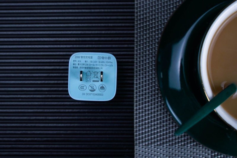 像个大号骰子，电小酷的这个充电器套装，好看又好用