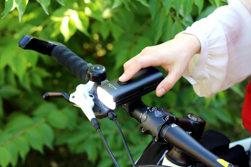 如何夜间安全骑行，迈极炫RN3000自行车灯，3000流明堪比汽车大灯