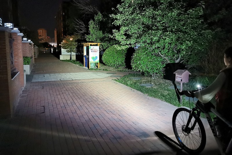 如何夜间安全骑行，迈极炫RN3000自行车灯，3000流明堪比汽车大灯