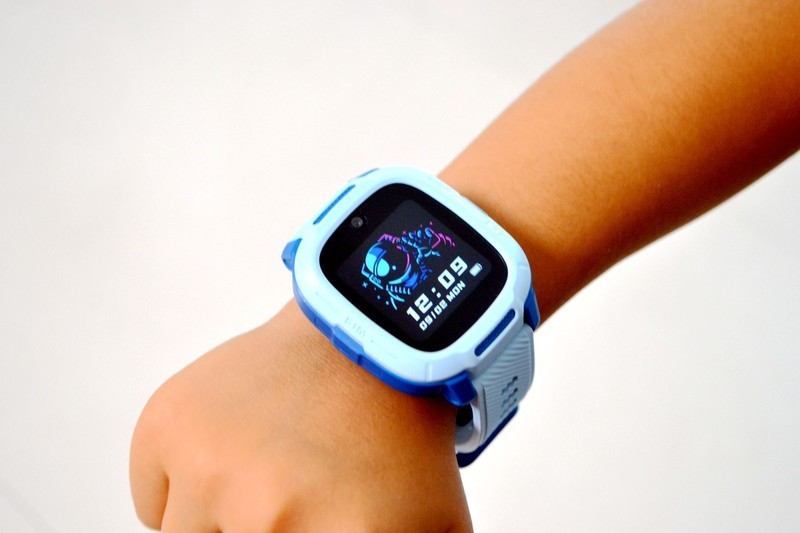 400元不到的米兔儿童手表，九重高精度定位，防水20米，还能打电话