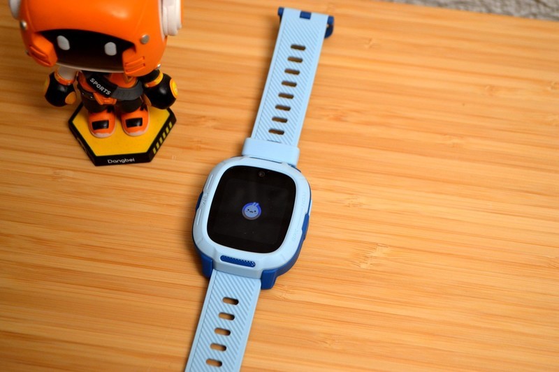 400元不到的米兔儿童手表，九重高精度定位，防水20米，还能打电话