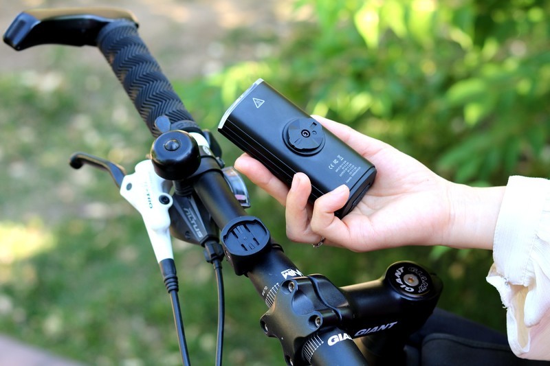 如何夜间安全骑行，迈极炫RN3000自行车灯，3000流明堪比汽车大灯