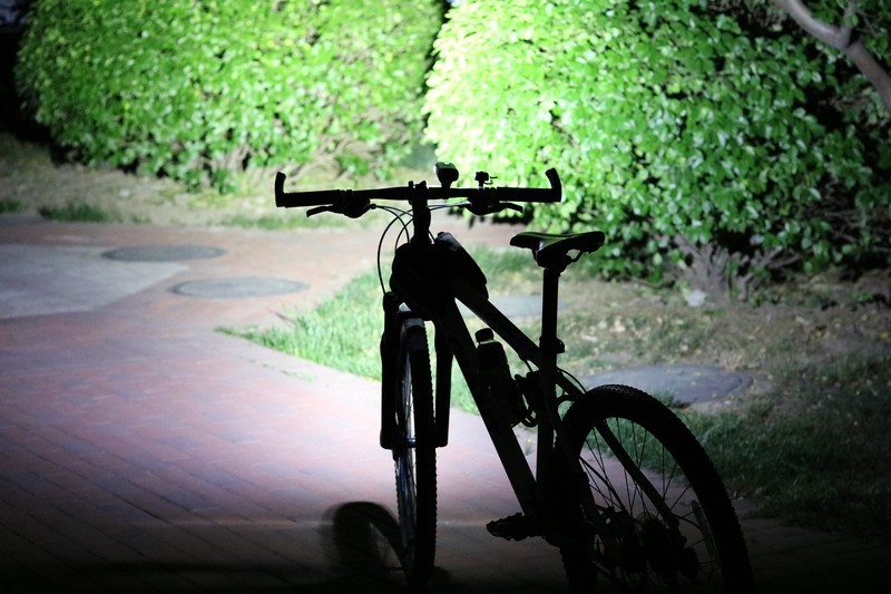 如何夜间安全骑行，迈极炫RN3000自行车灯，3000流明堪比汽车大灯