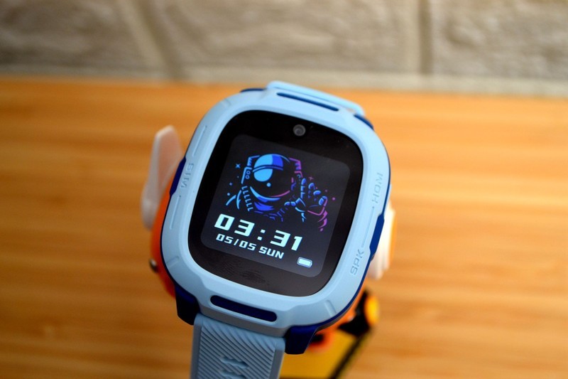 400元不到的米兔儿童手表，九重高精度定位，防水20米，还能打电话