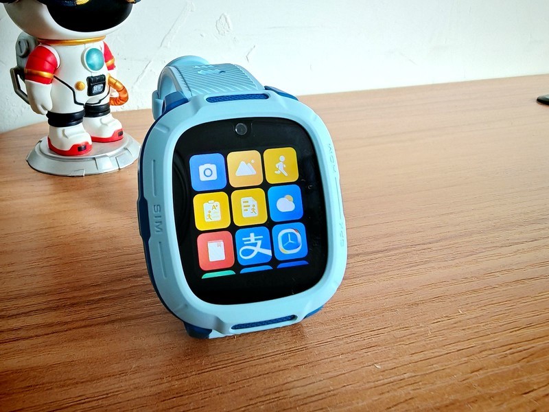 400元不到的米兔儿童手表，九重高精度定位，防水20米，还能打电话