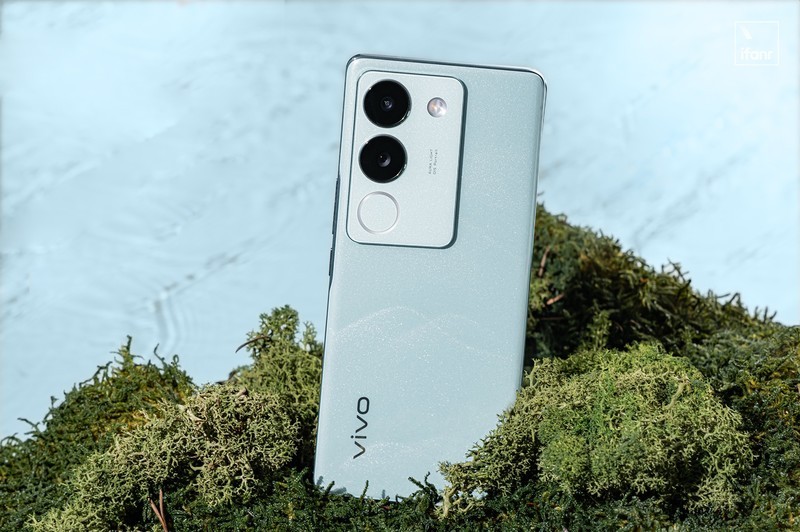 这简直不能单用好看来形容了，vivo S17 Pro的外观设计太吸睛