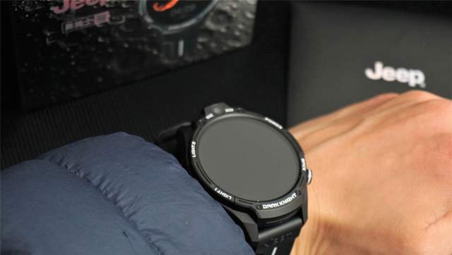 可戴在手腕上的“手机”！Jeep黑骑士曜智能手表深度测评分享