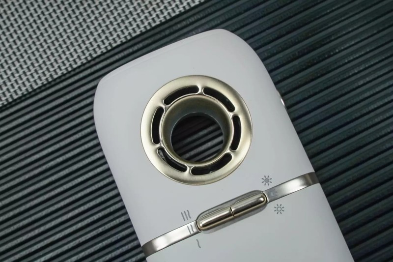 小巧便携还能养护头发。这款DR-P20便携迷你吹风机真给力