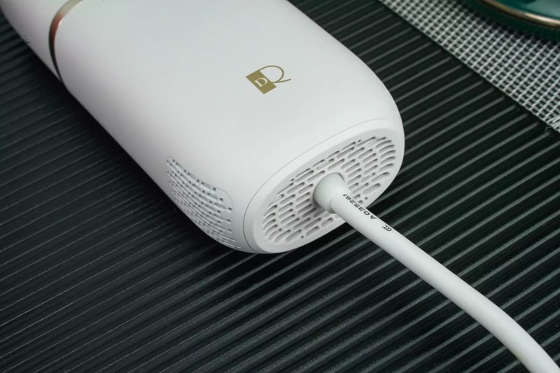 小巧便携还能养护头发。这款DR-P20便携迷你吹风机真给力