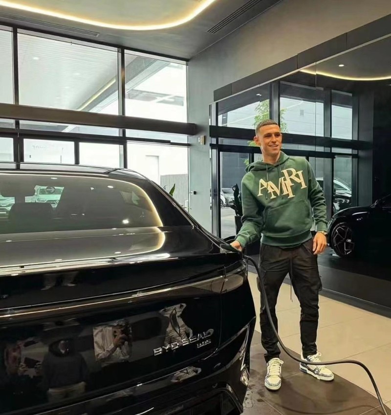 福登喜提比亚迪新能源汽车，比亚迪与英格兰球星一起助力绿色发展