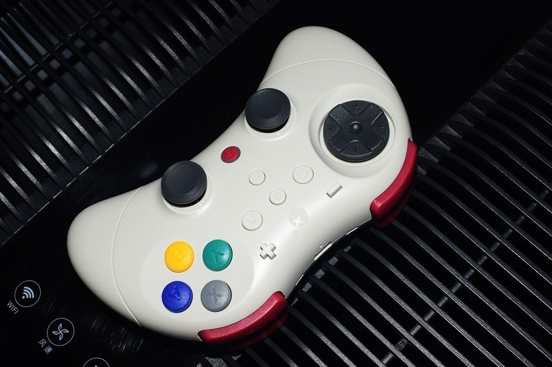 游戏爱好者的全新选择 谷粒精灵2Pro无线蓝牙复古游戏手柄