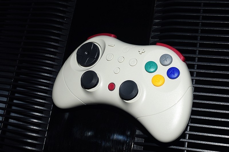 游戏爱好者的全新选择 谷粒精灵2Pro无线蓝牙复古游戏手柄